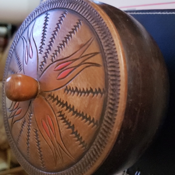 SOLD - Hand turned myrtlewood lidded bowl - Picture 7 of 8